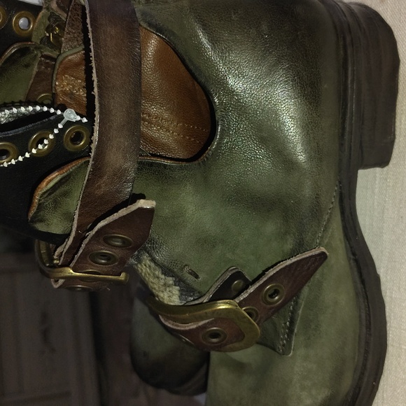 Stylish Black and Brown Buckle Boots - Picture 5 of 17